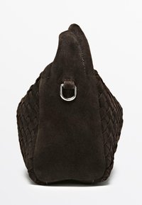Borsa intrecciata in camoscio marrone scuro con parte superiore arrotondata, caratterizzata da un dettaglio in metallo a forma di D in argento e texture liscia su un lato.