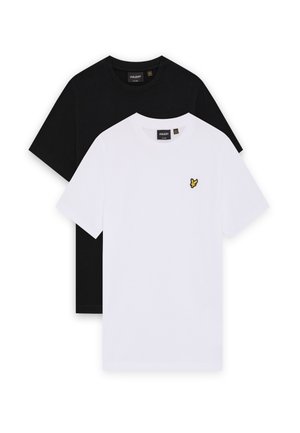 Deux t-shirts Lyle & Scott pliés, un noir et un blanc avec un petit logo d'oiseau jaune sur la poitrine, présentés sur un fond blanc.