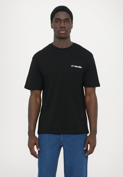 Μαύρο βαμβακερό μπλουζάκι κοντομάνικο, με λευκό λογότυπο "LES BENJAMINS" στο αριστερό στήθος. Κλασικός σχεδιασμός με στρογγυλή λαιμόκοψη.