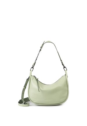 Lichtgroene leren schoudertas met verstelbare riem en kettingdetail, ritssluiting en gebogen rechthoekige vorm op witte achtergrond.