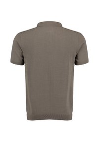 Polo a maniche corte in verde oliva, realizzato in un tessuto morbido, con colletto e orlo a costine, texture liscia e silhouette aderente.