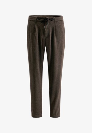 Bruine tapered broek van zacht materiaal, met een elastische tailleband, zijzakken en een subtiele textuur.
