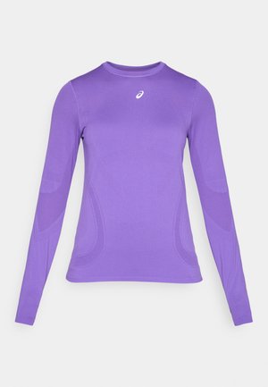 Camiseta atlética de manga larga en tejido de color púrpura claro, con un diseño ajustado, cuello redondo y una textura sutil con detalle del logo en el pecho.