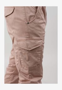 Niet geselecteerd, Old Pink