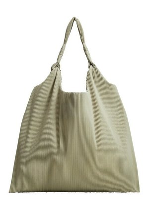 Grand sac cabas en tissu plissé beige avec doubles anses nouées, texture douce et compartiment principal spacieux ouvert.