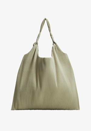 Grand sac cabas en tissu plissé beige avec doubles anses nouées, texture douce et compartiment principal spacieux ouvert.