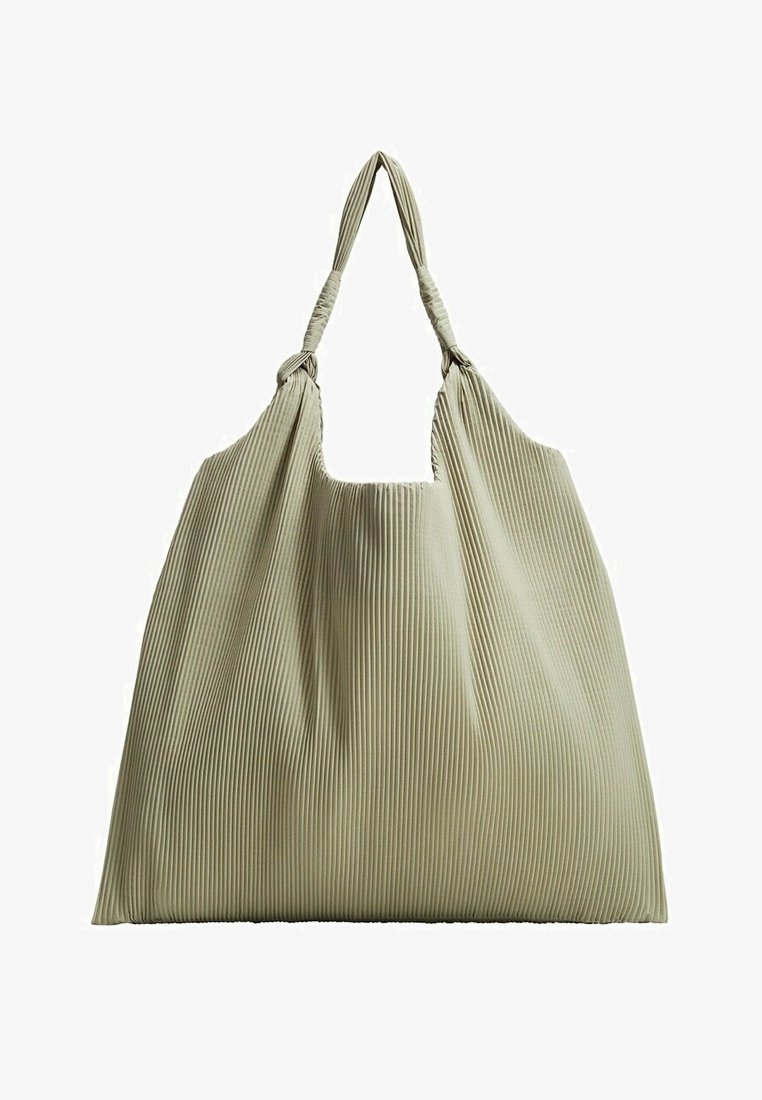Grand sac cabas en tissu plissé beige avec doubles anses nouées, texture douce et compartiment principal spacieux ouvert.