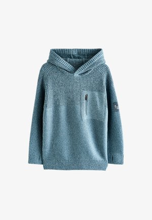 Blå strikket hættetrøje med ribbet tekstur, der har en frontlomme med lynlås og et bånd på ærmet med tekst. Casual design.