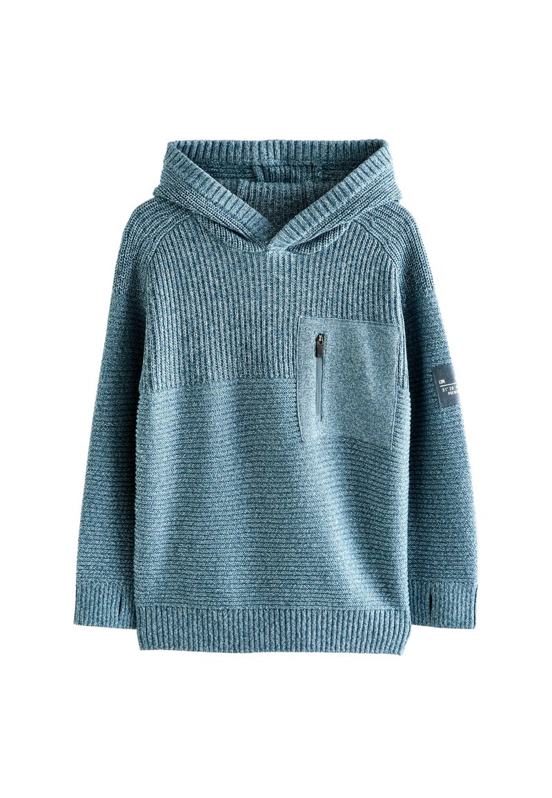 Blauer gestrickter Kapuzenpullover mit gerippter Textur, ausgestattet mit einer Fronttasche mit Reißverschluss und einem Band am Ärmel mit Text. Lässiges Design.