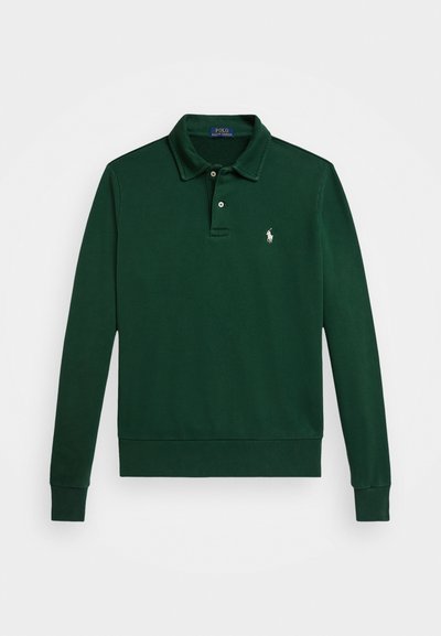 Polo shirt vert à manches longues en tissu doux, avec un col classique, une patte de boutonnage et un petit logo brodé sur la poitrine.