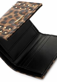 Portafoglio con stampa leopardata con borchie dorate, interno in pelle nera, molteplici scomparti per carte e una finitura testurizzata sull'esterno.