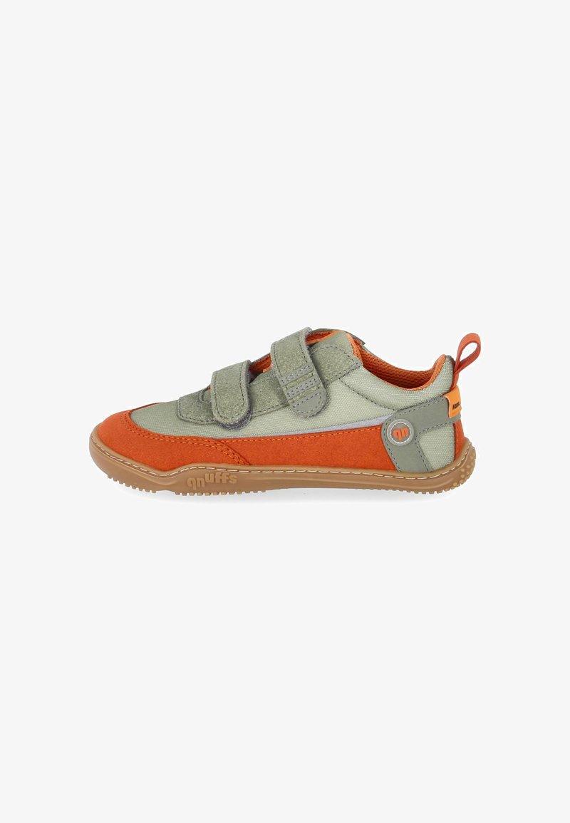Baskets pour enfants orange et vert avec deux bandes Velcro, semelle en caoutchouc et languette au talon.