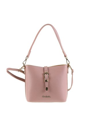 Borsa a mano in pelle rosa con una forma strutturata, tracolla regolabile e un dettaglio decorativo con fibbia sulla parte anteriore. Accenti in hardware dorato.