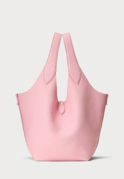 Ροζ υφή δερμάτινη τσάντα tote με διπλές φαρδιές λαβές και κεντρικό κοψίμα, με λείες άκρες και μίνιμαλ σχέδιο.