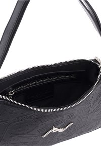 Borsa a tracolla in pelle nera con motivi in rilievo, chiusura con zip e dettagli metallici in tonalità argentata. L'interno include una piccola tasca.