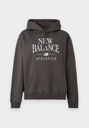 Mørkegrå hettegenser med en kengurulomme foran, snøring i hetten og hvit "NEW BALANCE ATHLETICS"-tekst på brystet. Mykt bomullsmateriale.