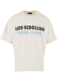 T-shirt en coton blanc avec un col rond, affichant le texte "MOINS DE DÉFILEMENT" en noir gras et "PLUS DE VIE" en dégradé de bleu, coupe décontractée.
