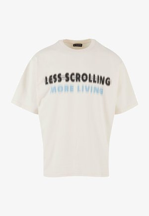 T-shirt bianca in cotone con collo rotondo, caratterizzata dal testo "LESS SCROLLING" in grassetto nero e "MORE LIVING" in un gradiente blu, vestibilità comoda.