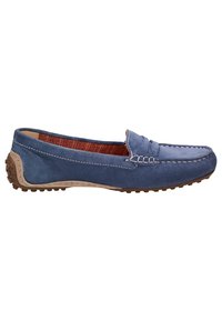 Mocassin en daim bleu avec surpiqûres style mocassin, semelle en caoutchouc marron avec crampons antidérapants, et doublure intérieure rouge à motifs.
