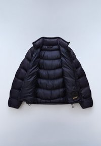 Giacca a vento nera con zip frontale, ampie sezioni trapuntate a forma di diamante e colletto alto. Interno foderato e orlo con cordoncino.