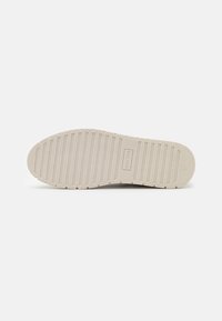 Semelle de chaussure beige avec des rainures horizontales, des bords texturés, le logo "ANTONI MORATO", "MADE IN ITALY" et la taille 41 estampillés sur la semelle en caoutchouc.