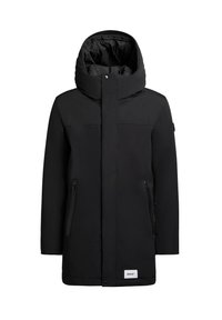 Abrigo de invierno negro aislado con capucha, cremallera frontal bajo solapa, dos bolsillos laterales con cremallera y etiqueta de marca cerca del dobladillo.
