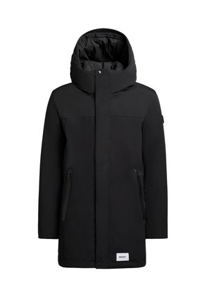 Abrigo de invierno negro aislado con capucha, cremallera frontal bajo solapa, dos bolsillos laterales con cremallera y etiqueta de marca cerca del dobladillo.
