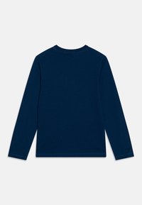 Mörkblå långärmad t-shirt, i bomullsmaterial, rund halsringning, enfärgad design utan mönster eller grafik, har mjuk textur och söm i nederkanten.