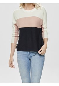 Farbenblockierter Pullover mit Abschnitten in Creme, Blush und Schwarz. Verfügt über einen Rundhalsausschnitt und drei Viertelärmel, gefertigt aus einem strukturierten Strickmaterial.