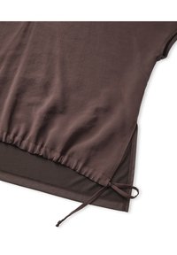 Hnědý top vyrobený z měkkého, lehkého materiálu, s nařaseným lemem a stahovací šňůrkou, a bočními rozparky pro další detaily.