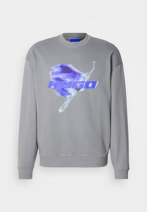 Sudadera gris de cuello redondo con un gráfico azul de un pájaro y la palabra "HUGO" impresa en el pecho.