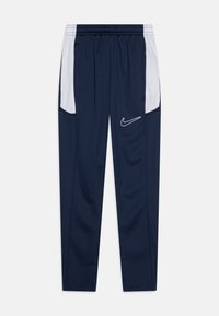Granatowe spodenki sportowe z białymi panelami bocznymi, elastycznym pasem, kieszeniami bocznymi oraz białym logo Nike na lewym udzie. Gładka tekstura.
