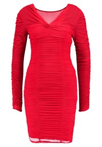 Robe rouge à manches longues avec un design froncé, dotée d'un col en V et d'une texture plissée sur toute sa surface. Silhouette ajustée avec une finition lisse.