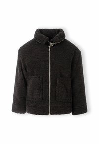 Čierna sherpa fleezoá bunda s vysokým golierom, predným zipsom a dvoma veľkými náprsnými vreckami na bielom pozadí.