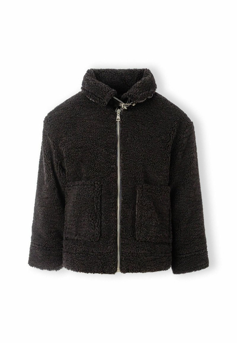 Čierna sherpa fleezoá bunda s vysokým golierom, predným zipsom a dvoma veľkými náprsnými vreckami na bielom pozadí.