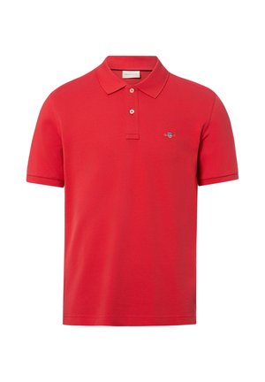 Rode polo met korte mouwen, voorzien van een knoopsluiting en een klein geborduurd logo op de linkerborst.