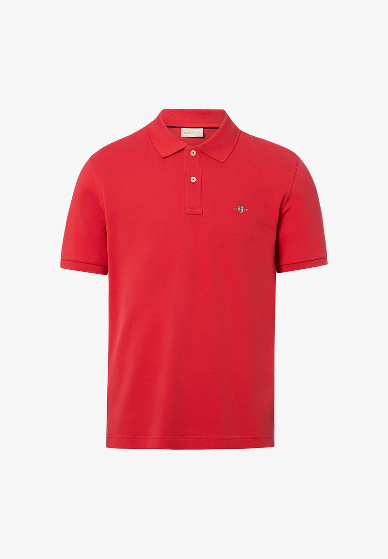 Polo rouge à manches courtes avec patte de boutonnage et petit logo brodé sur le côté gauche de la poitrine.