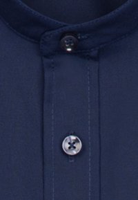 Parte anteriore di una camicia blu navy con colletto alla coreana, presenta due bottoni visibili e cuciture dettagliate lungo la patta dei bottoni.