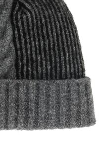 Cappello lavorato a maglia di color grigio scuro con texture a coste verticali, caratterizzato da un bordo ripiegato e in morbido materiale misto lana.