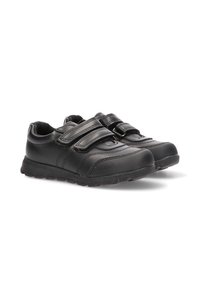 Zapatillas deportivas negras fabricadas en cuero sintético, con dos correas ajustables de Velcro y una suela de goma texturizada para mayor tracción.