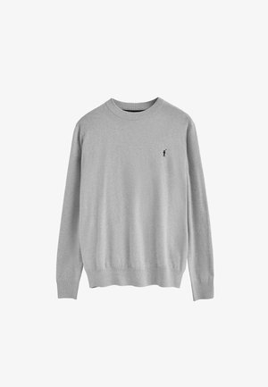 Grijze trui van zacht materiaal, met een ronde hals, lange mouwen en een klein zwart logo op de linkerborst. Ribgebreide manchetten en zoom.