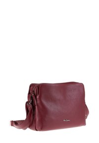 Borsa a tracolla in pelle di colore rosso scuro con una finitura testurizzata, forma slim, chiusura con zip sulla parte superiore e tracolla regolabile. Logo del brand impresso sul davanti.