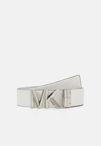 Cinturón de piel blanca con hebilla metálica plateada que presenta las iniciales "MK" sobre un fondo blanco liso.
