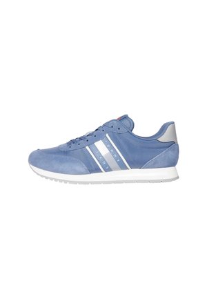 Sneaker blu in suede con suola in gomma bianca, caratterizzato da tre strisce bianche e marchio sul lato. Accenti grigio chiaro sul tallone e sulla linguetta.