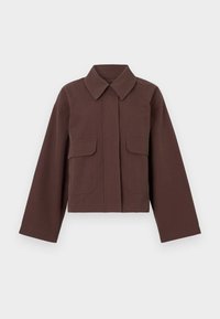 Καφέ κοντό μπουφάν με γιακά, δύο μπροστινές τσέπες και μακριά μανίκια. Κατασκευασμένο από λείο ύφασμα με ελαφριά γυαλάδα.