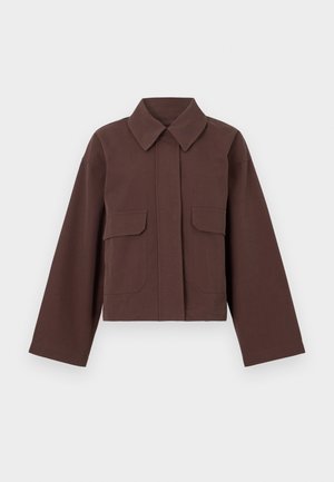 Veste marron courte avec un col à revers, deux poches avant et des manches longues. Fabriquée dans un tissu lisse avec une légère brillance.