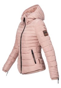 Doudoune rose clair avec capuche, design matelassé, fermeture éclair sur le devant et poches, poignets côtelés, et une étiquette avec logo marron sur la manche.