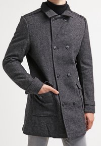 Cappotto peacoat in misto lana grigio caratterizzato da un davanti doppiopetto, grandi bottoni, tasche doppie e colletto strutturato. Texture liscia e lunghezza media.