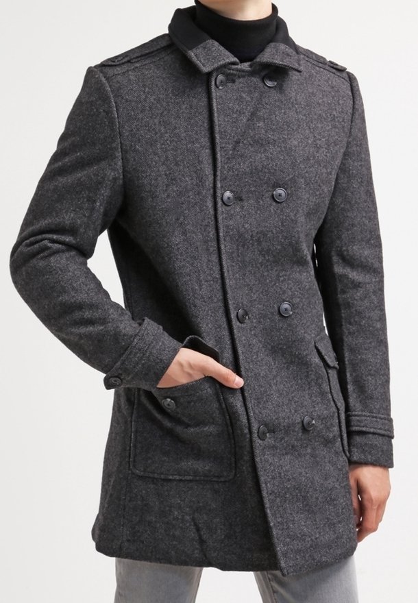 Cappotto peacoat in misto lana grigio caratterizzato da un davanti doppiopetto, grandi bottoni, tasche doppie e colletto strutturato. Texture liscia e lunghezza media.