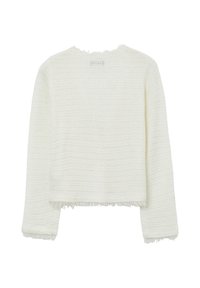 Maglione bianco e texturizzato con un taglio cropped. Presenta maniche lunghe e bordi sfilacciati al colletto e all'orlo, creando un aspetto informale.